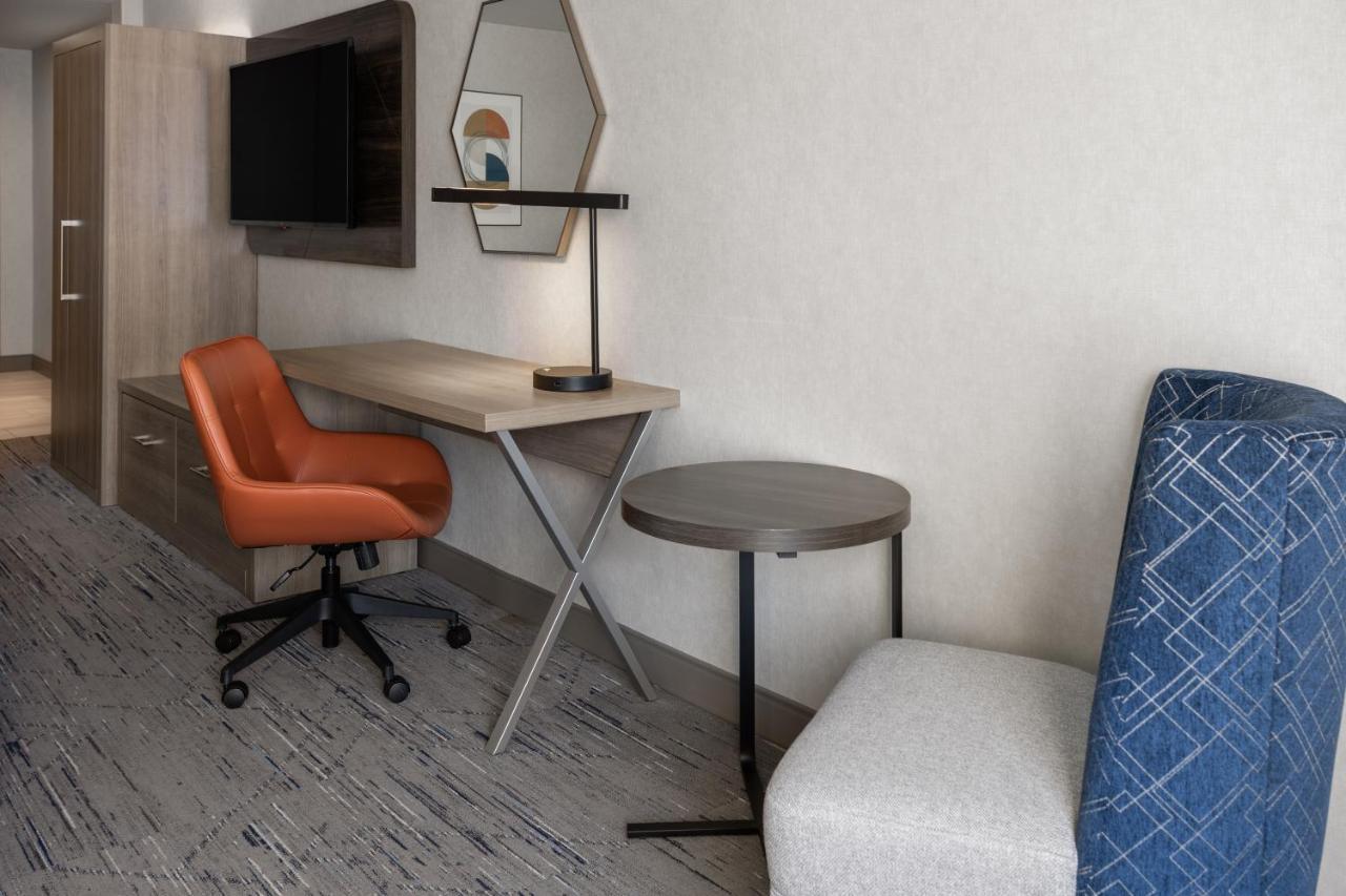 Holiday Inn Express Hotel & Suites Brattleboro By Ihg Екстериор снимка