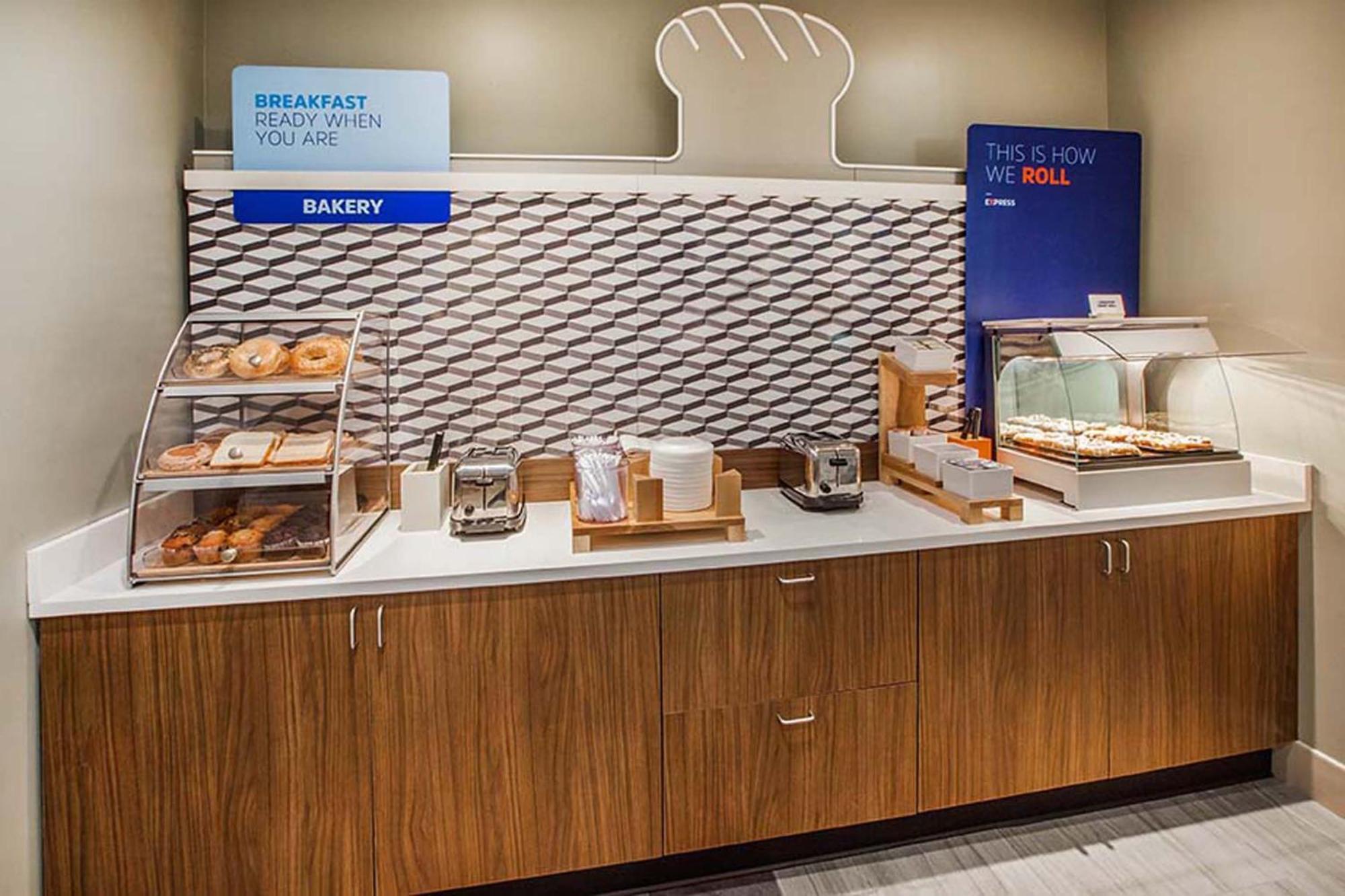 Holiday Inn Express Hotel & Suites Brattleboro By Ihg Екстериор снимка