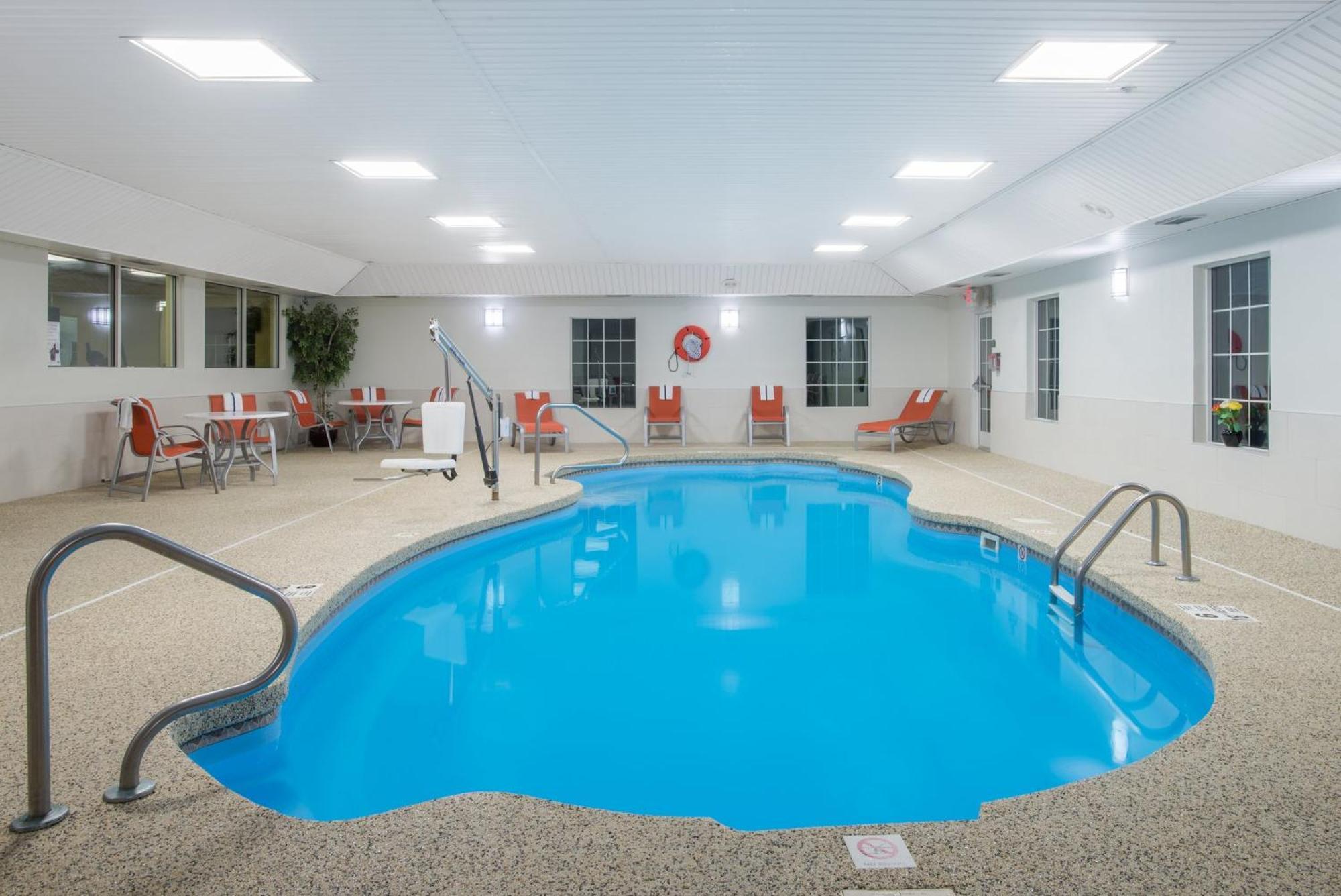 Holiday Inn Express Hotel & Suites Brattleboro By Ihg Екстериор снимка
