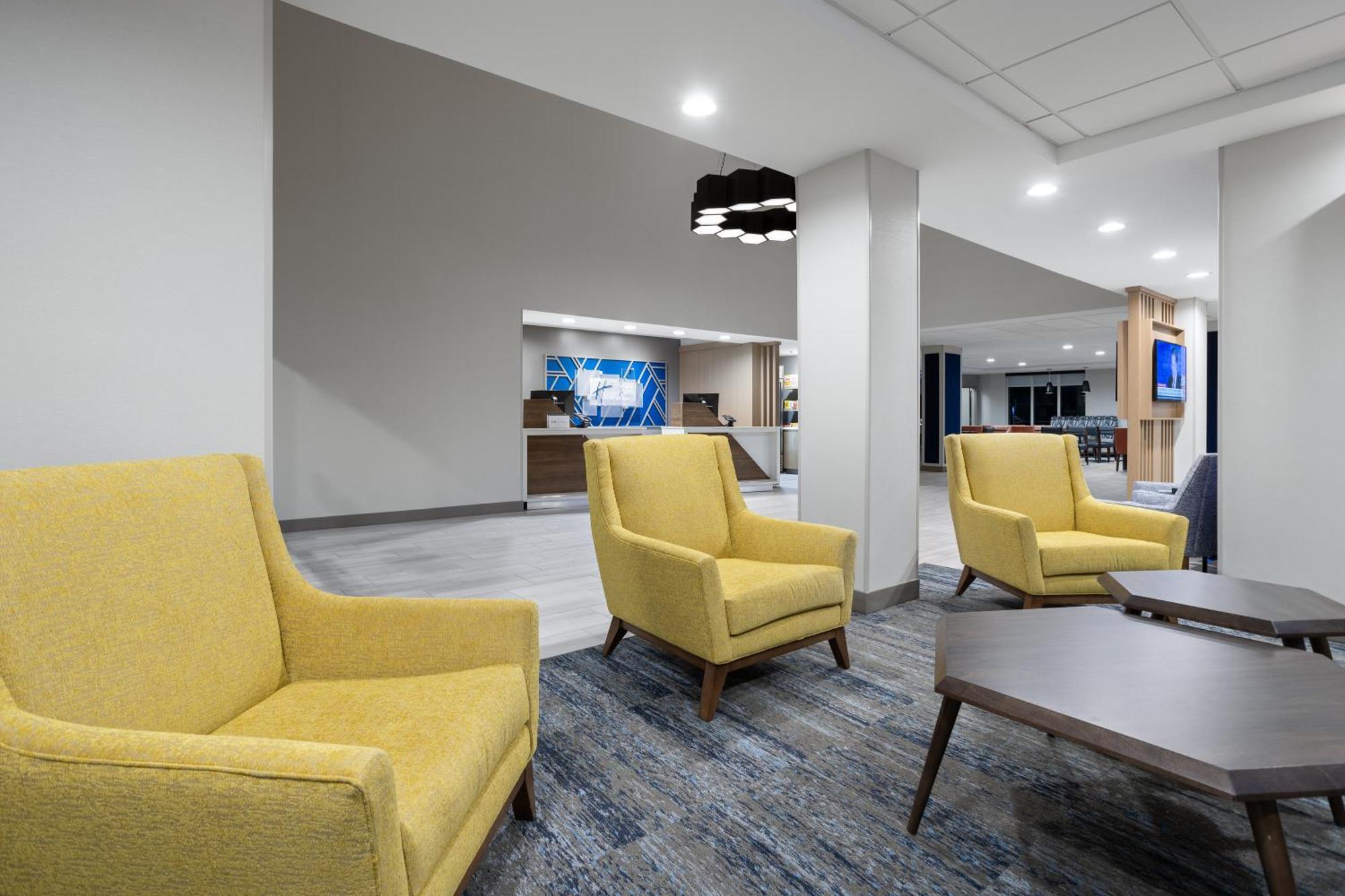 Holiday Inn Express Hotel & Suites Brattleboro By Ihg Екстериор снимка