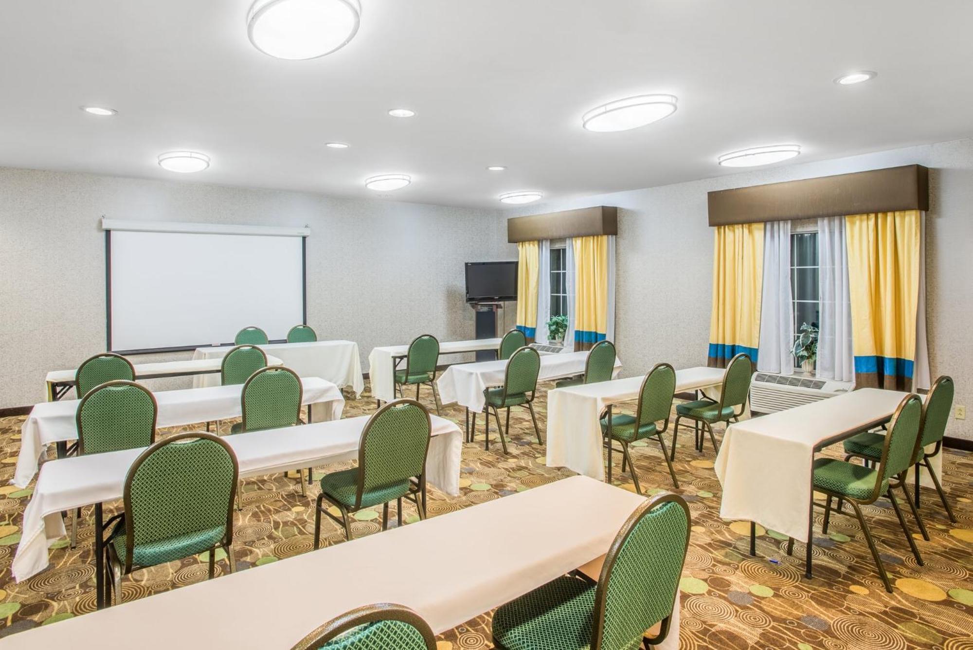 Holiday Inn Express Hotel & Suites Brattleboro By Ihg Екстериор снимка