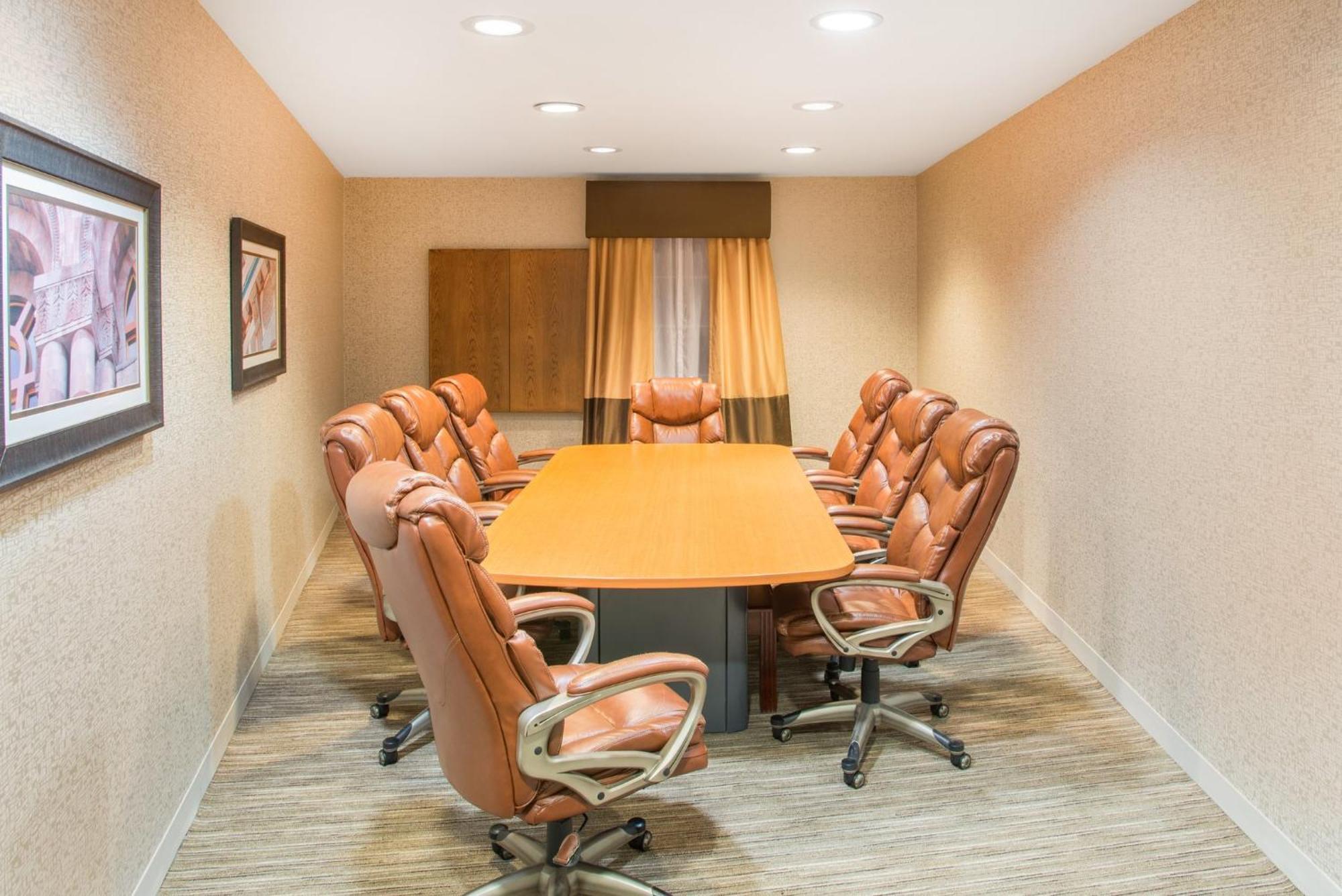Holiday Inn Express Hotel & Suites Brattleboro By Ihg Екстериор снимка