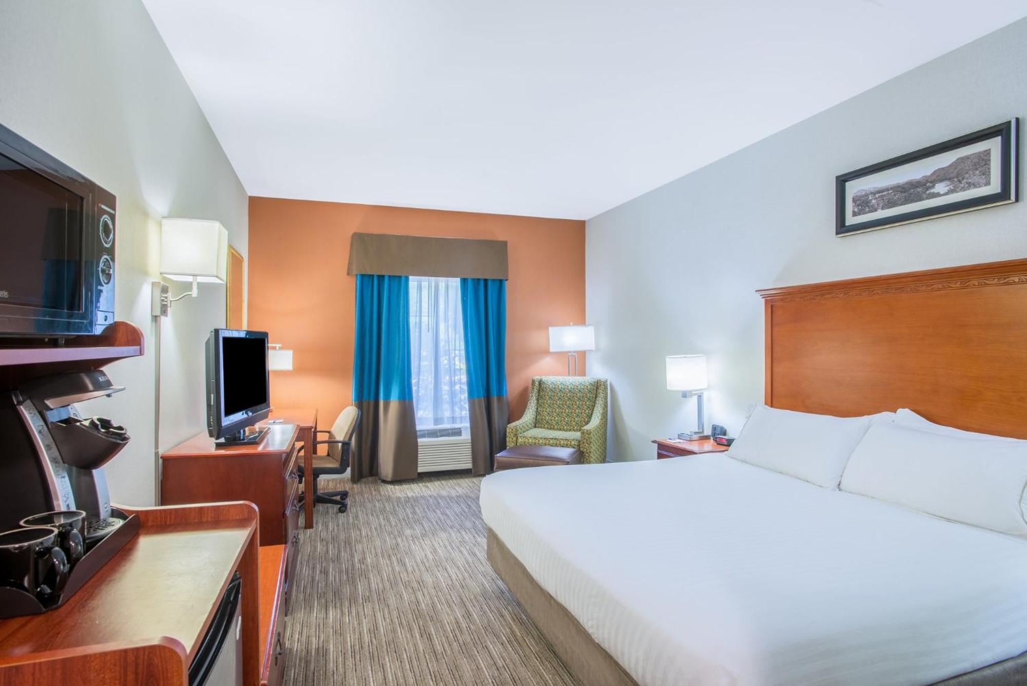 Holiday Inn Express Hotel & Suites Brattleboro By Ihg Екстериор снимка