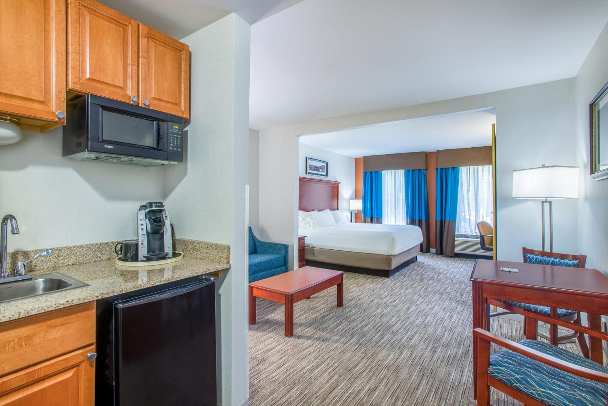 Holiday Inn Express Hotel & Suites Brattleboro By Ihg Екстериор снимка