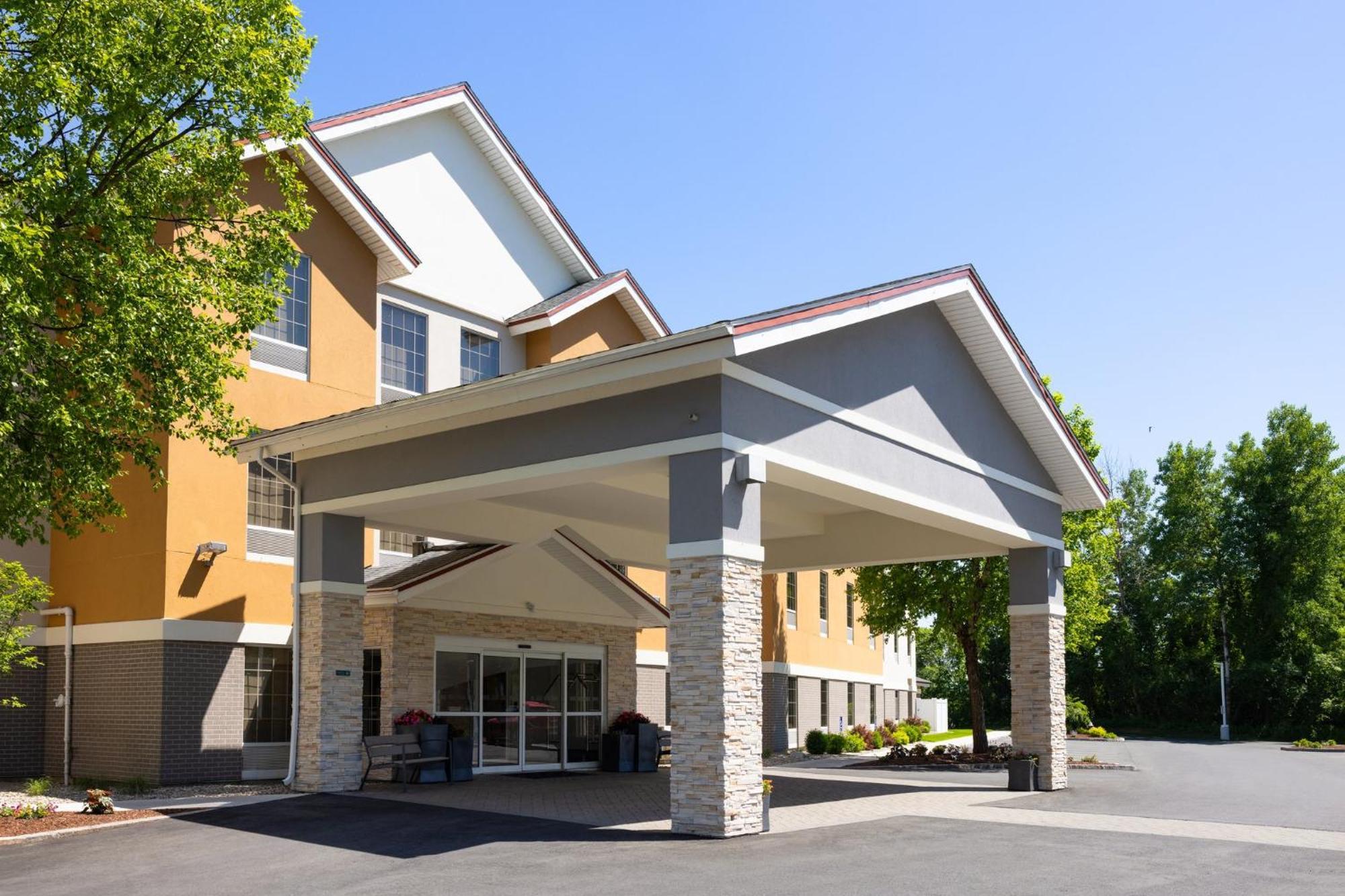 Holiday Inn Express Hotel & Suites Brattleboro By Ihg Екстериор снимка
