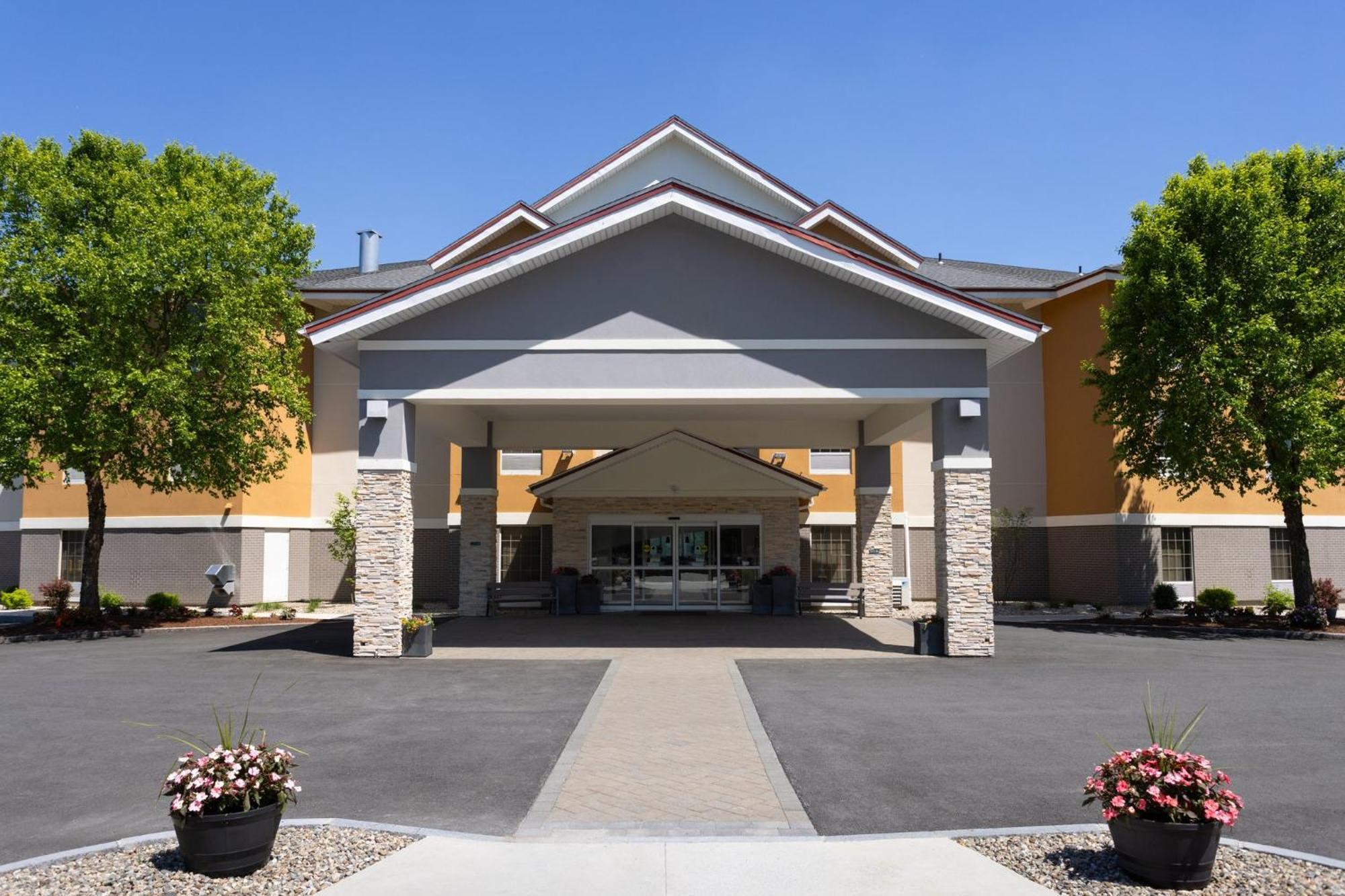 Holiday Inn Express Hotel & Suites Brattleboro By Ihg Екстериор снимка