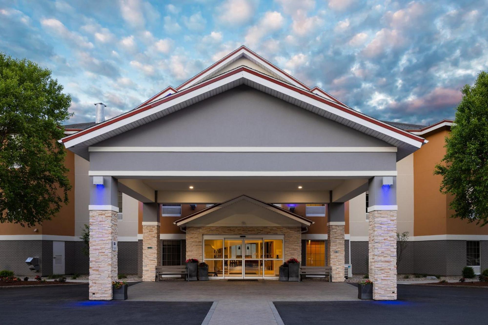 Holiday Inn Express Hotel & Suites Brattleboro By Ihg Екстериор снимка