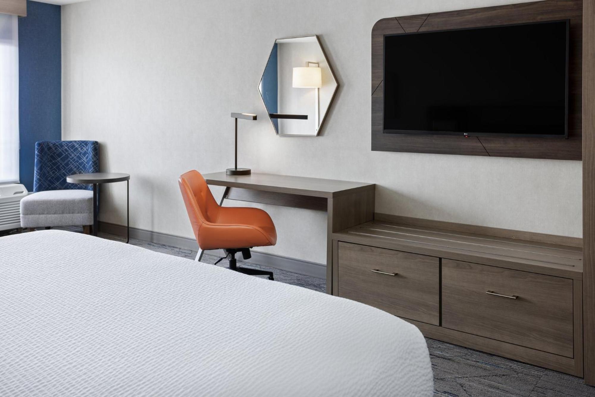Holiday Inn Express Hotel & Suites Brattleboro By Ihg Екстериор снимка